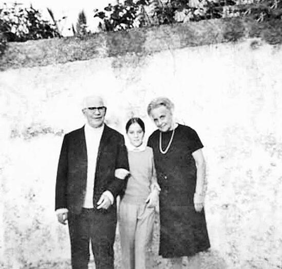 Manolo Ramos con su mujer Haessig de origen suizo y su querida nieta Manón Sáenz Ramosjpg