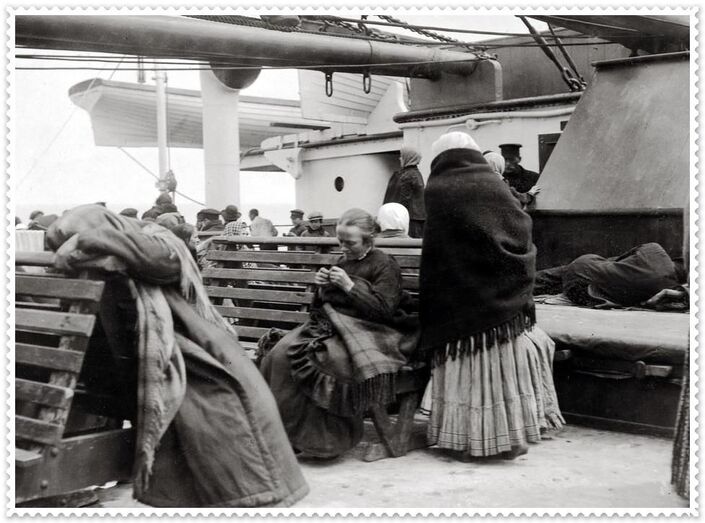 Mujeres emigrantes. Foto. Francis Browne