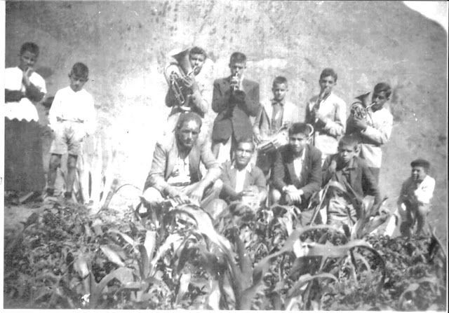 La banda de música de Agaete finales de los años treinta, principios de los cuarenta del pasado siglo, el monaguillo Sebastian Nuez (conocido por el mojito), con la trompeta Manolo García (Mauillo), con la caja Antonio Suárez (pulgarcito), con el saxo, Rafael Medina, agachado el segundo por la izquierda Juan el de María Cruz.
