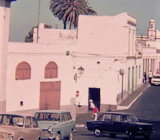 El viejo cine Agaete, observese la taquilla y la puerta de entrada.