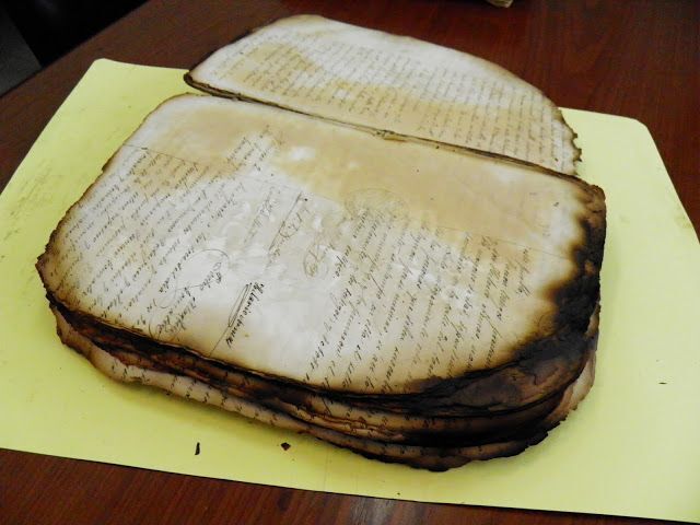 Restos del libro de registros de nacimientos de   1870, con las evidentes huellas del incendio. (Archivo Juzgado de Paz municipal)