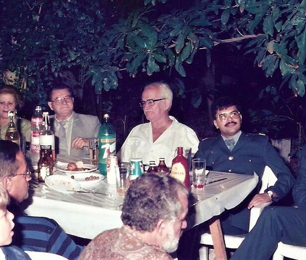 Con D. José de Armas,  principio de los años noventa, en el Huerto de las Flores, homenaje a los policías locales jubilados. 