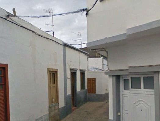 En el centro la vivienda familiar en la actualidad, calle San Juán.