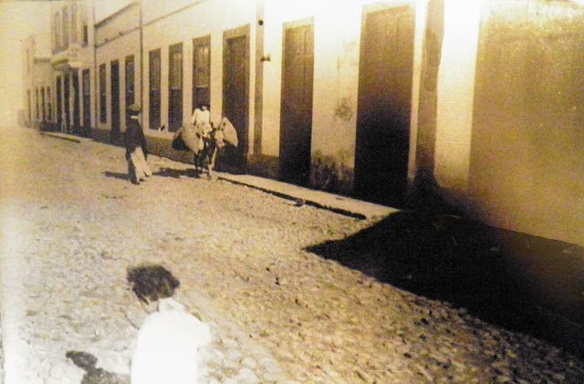 Calle principal del pueblo donde se encontraba el ayuntamiento incendiado,a principios de siglo XX, (Archivo municipal)