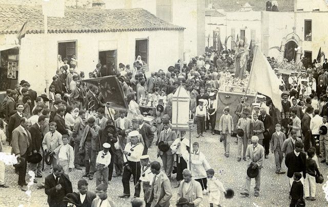Otra Rama antigua, se observa pocas gentes bailando, solo niños y pocas ramas.