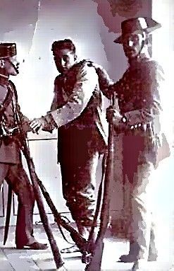 Un detenido de la época, la curiosidad y coincidencia es que lleva un sacho en las manos.