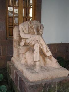  Estado actual de la estatua de D. Francisco de Armas Merino, realizada por su hijo D. José de Armas, en los años cincuenta del siglo XX y que se encuentra a la entrada del Ayuntamiento.