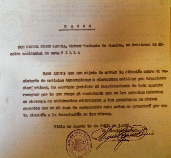 Curiosos bando del Alcalde D. Miguel Pérez García, de 19 de julio de 1936, donde prohíbe encender los receptores de radio, por la noticias 