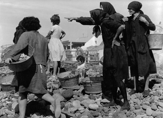 Las vendedoras esperando el chinchorro (Fachico Rojas Fariñas.)