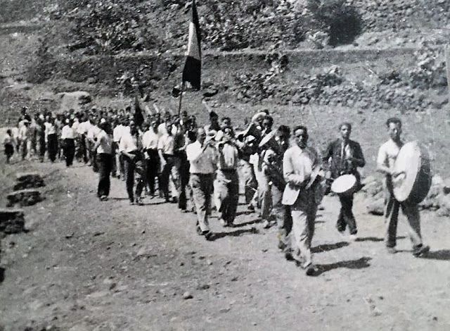 La banda entrando al Valle por las cuevecillas, celebrando el final de la Guerra Civil, abril de 1939 (familia Ármas Galván).