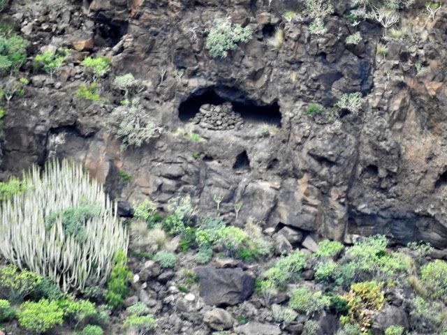 Cuevas habitacionales aborígenes del Roque.     