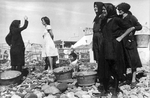 Las vendedoras esperando el chinchorro (Fachico Rojas Fariñas.)