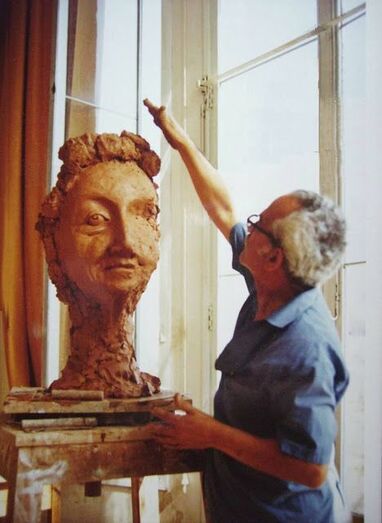 D. José realizando el papahuevos de Megui.