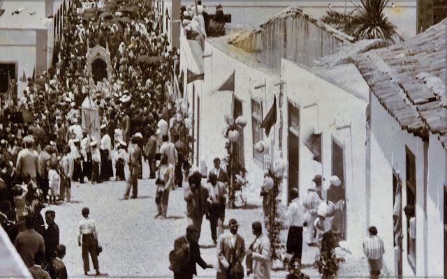 Se observa la enramada en los poste con banderas en la calle Guayarmina. Procesión de  1902