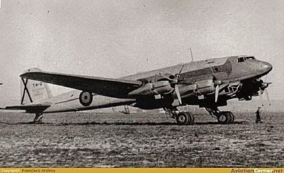 Cóndor que aterrizo en Sevilla una vez internado en  el Ejercito del Aire español , con el código T4-2