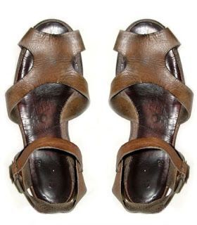 Zapatillas muy usadas en el antiguo Sahara Español, en los años sesenta y principios de los setenta, muchas procedentes de las fábricas de Agaete.(http://www.lamilienelsahara.net/)