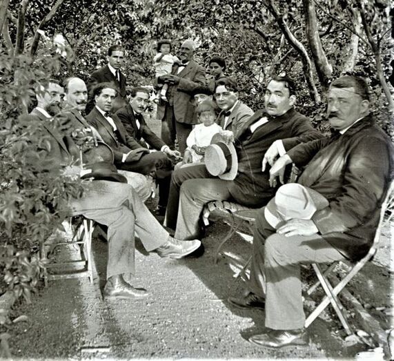 Tertulia en el Huerto de Las Flores (1916): Antonio Abad Ramos Medina, Eladio Moreno Durán, Tomás Morales Castellano con su hijo Tomás Morales Ramos, Rafael Romero Quesada (“Alonso Quesada”), Graciliano Ramos Medina con su nieto Graciliano Morales Ramos, Rafael Cabrera Suárez, Saulo Torón Navarro, Claudio de la Torre Millares, Manuel González Cabrera, Francisco de Armas Merino, la joven del fondo, posiblemente mi abuela Faustina.