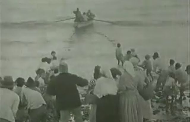 !!! Jalen, jalen fuerte muchachos, jalen pa sotavento, jalen por parejo, jalen!!! . Jalando el chinchorro 1928, de la película 