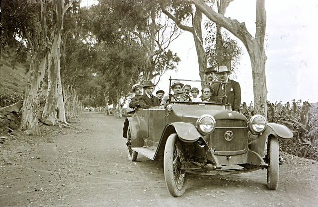 D. Tomas al volante de su vehículo en la carretera de las Nieves, con sus amigos de las tertulias. (Foto FEDAC)
