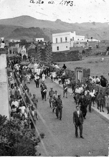 Los soldados acompañando la virgen de las Nieves  en la procesión por 