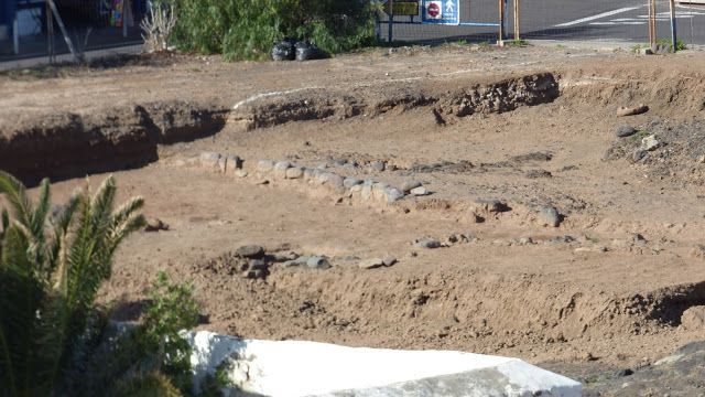 Excavaciones de los alrededores de la ermita, se observan restos de  construcciones antiguas.