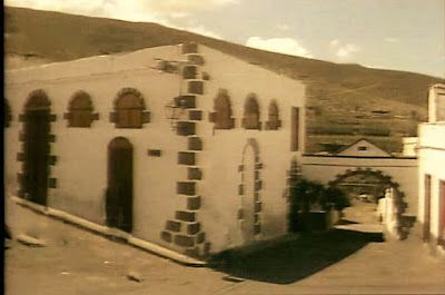 En 1936 la escuela de las niñas estaba en la actual biblioteca y la de los niños en los bajos del ayuntamiento.