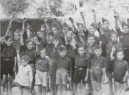 Niños de las organizaciones infantiles de la falange, años cuarenta. 