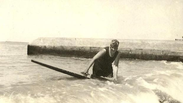 Agatha practicando surf en su juventud en alguna playa probablemente Sudáfrica o Hawái.