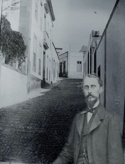 D.  Antonio de Armas y Jiménez. a la izquierda la facha principal de la casa de Armas, hoy ayuntamiento de la villa.