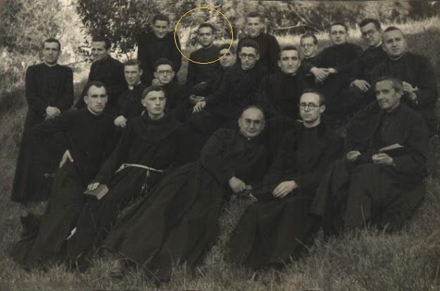 Un joven Don Teodoro Rodríguez con un grupo de religiosos.