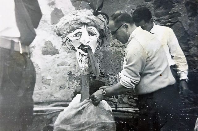 D. Tomas Martín (Tomasito), preparando el monigote de Judas, años sesenta del pasado siglo.