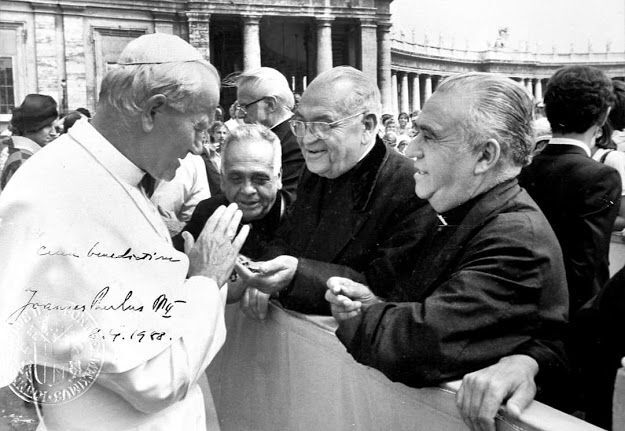 Los hermanos Rodríguez y Rodríguez con el Papa Juan Pablo II.
