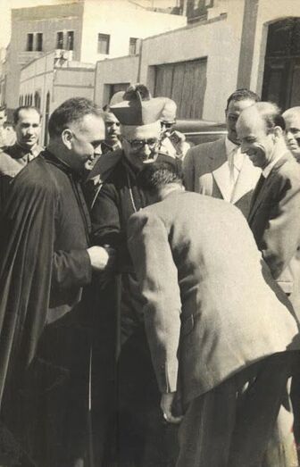 Don Teodoro recibiendo en Agaete al obispo Pildain.
