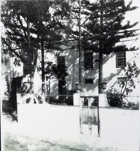 Jardín de la casa familiar, hoy fachada de entrada al ayuntamiento.