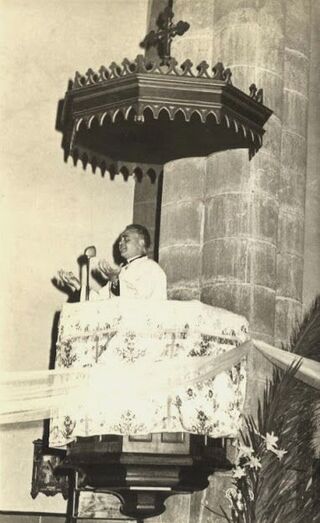 Don Teodoro en el púlpito de la iglesia de la Concepción de Agaete.