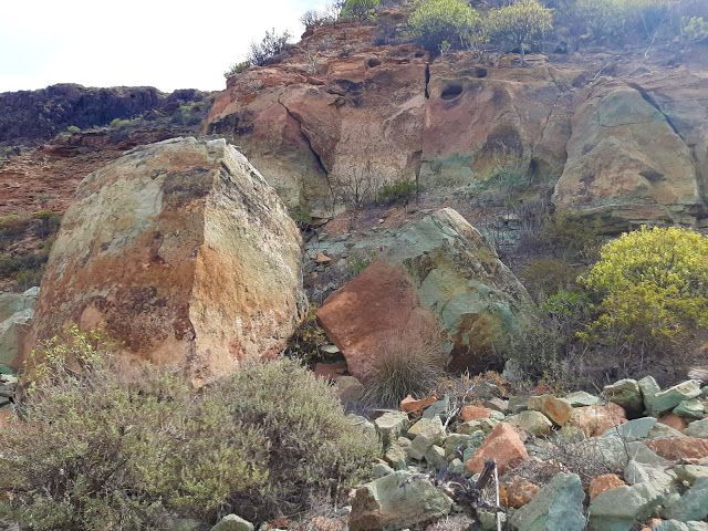 Restos de piedra verde en la cantera de Tirma.