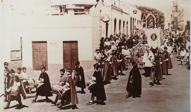 La banda de cornetas y tambores de la parroquia (yo con el bombo). 