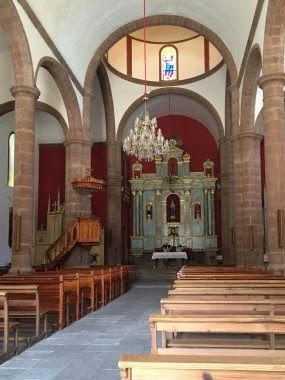 Iglesia parroquial de la Concepción donde se empleó abundantemente la piedra roja de nuestras canteras. 