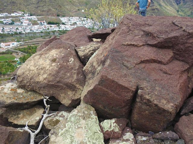 Obsérvese la huella de la barrena, barra de hierro con la que a base de martillazos con la mandarria se partían las piedras grandes (cantera de las Longueras).
