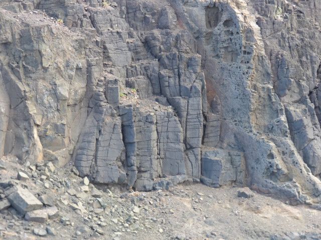 Cantera junto a la playa, de donde se extrajo la piedra de relleno del muelle viejo de Agaete.