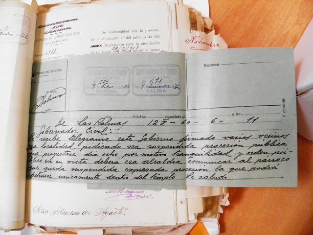 Telegrama en que el Gobernador civil prohíbe la procesión de la patrona del pueblo y escrito del párroco comunicando  el incidente de la salida de  virgen sin su autorización.