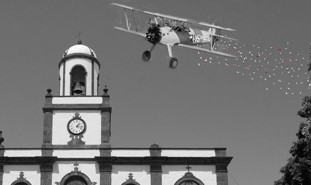 Recreación de la suelta de octavillas sobre Agaete, pidiendo la rendición.