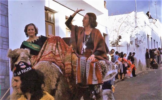 Entierro de la sardina de 1973, las misses del día del turista de la semana anterior tenían el privilegio de hacer el recorrido montadas en camello (foto Isidro Álamo).