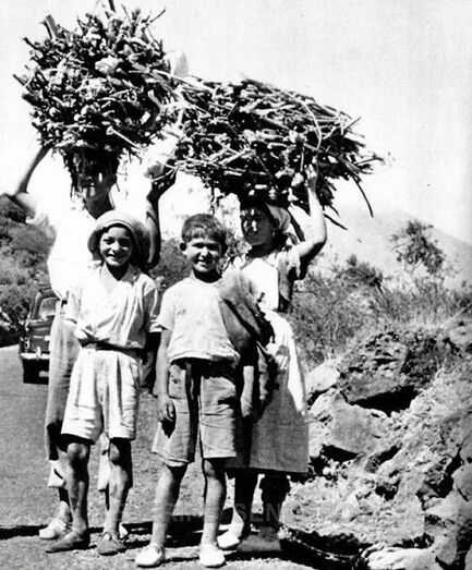 Años cincuenta, campesinos con un puñado de leña,