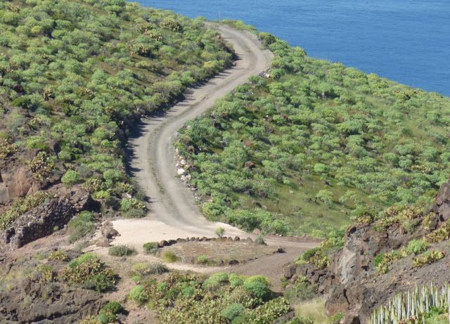 La era del Cardón Grande, a la izquierda restos del horno de cal y pista construidos en 1948, para las obras del canal de Guayedra.