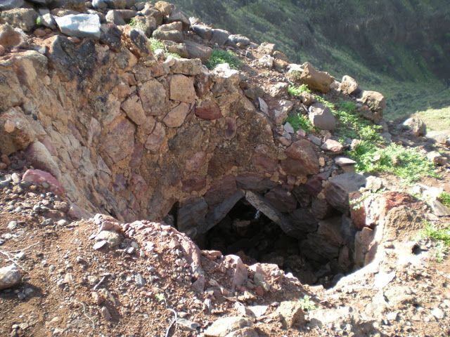 Resto del horno de cal que se encuentra al lado de la era, construido en 1948, para las obras del canal de Guayedra.