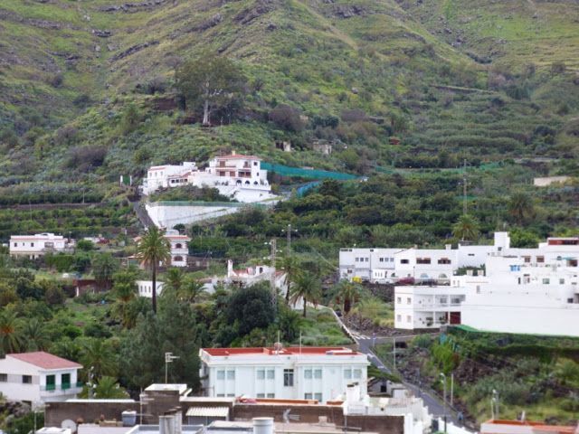 Al final de la subida del colegio detrás de las últimas casas comienza el sendero.
