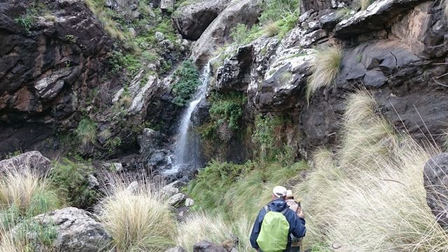 La Gotera, en época de lluvias numerosas cascadas salpican el camino.