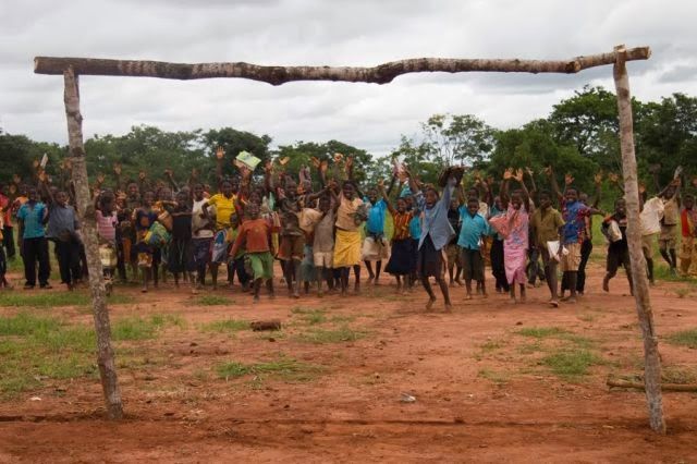  Fútbol en África, más imaginación que medios.