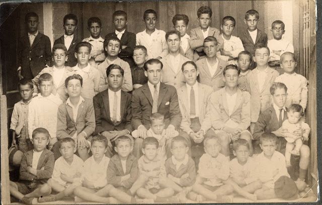 Los niños de la escuela con sus maestros en la puerta de la iglesia.
